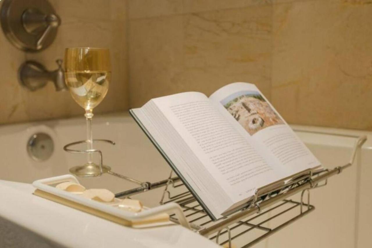 Vila Wine-Dine-Sunshine Cozy Flat In The Heart Of Dtsp St. Petersburg Exteriér fotografie