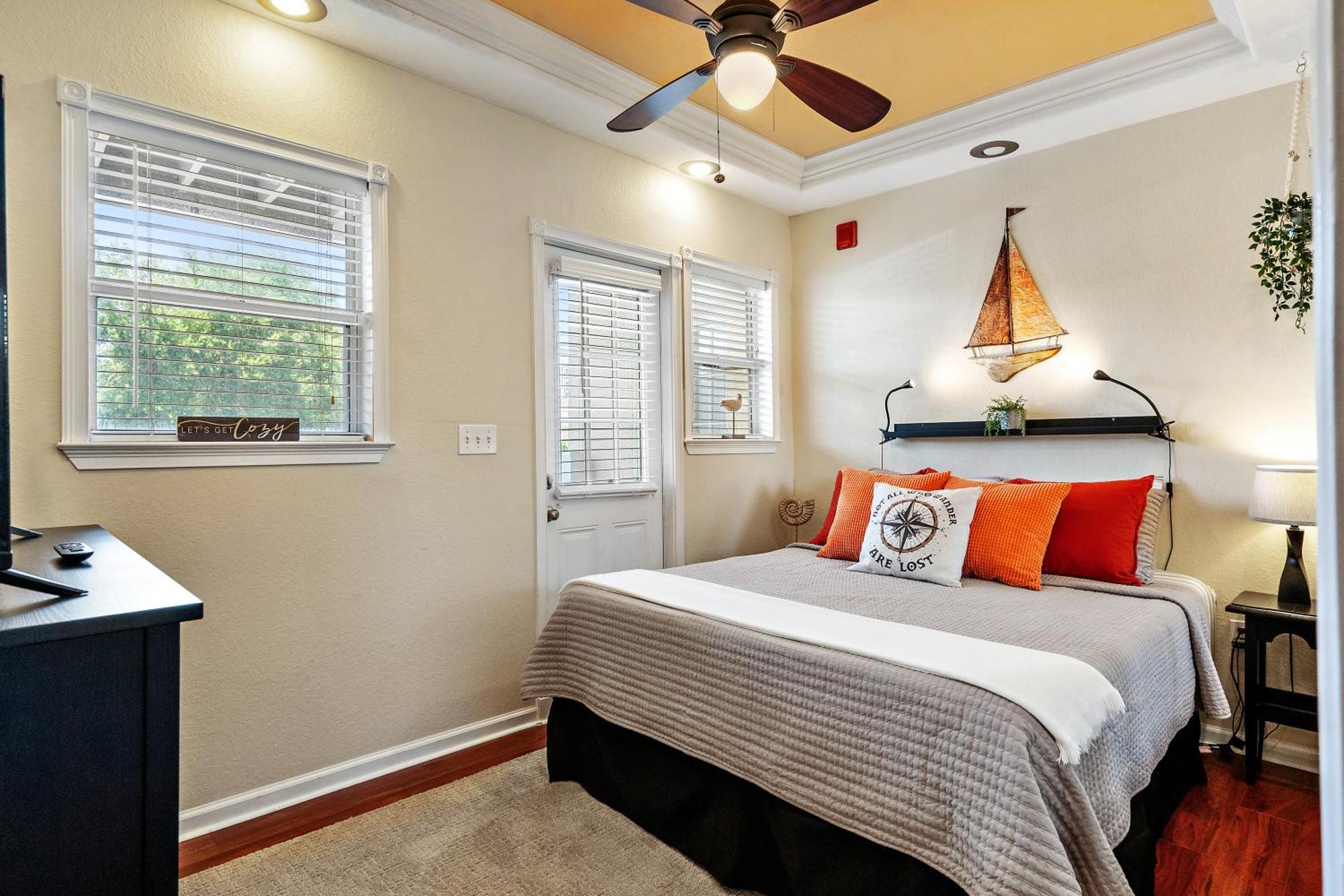 Vila Wine-Dine-Sunshine Cozy Flat In The Heart Of Dtsp St. Petersburg Exteriér fotografie