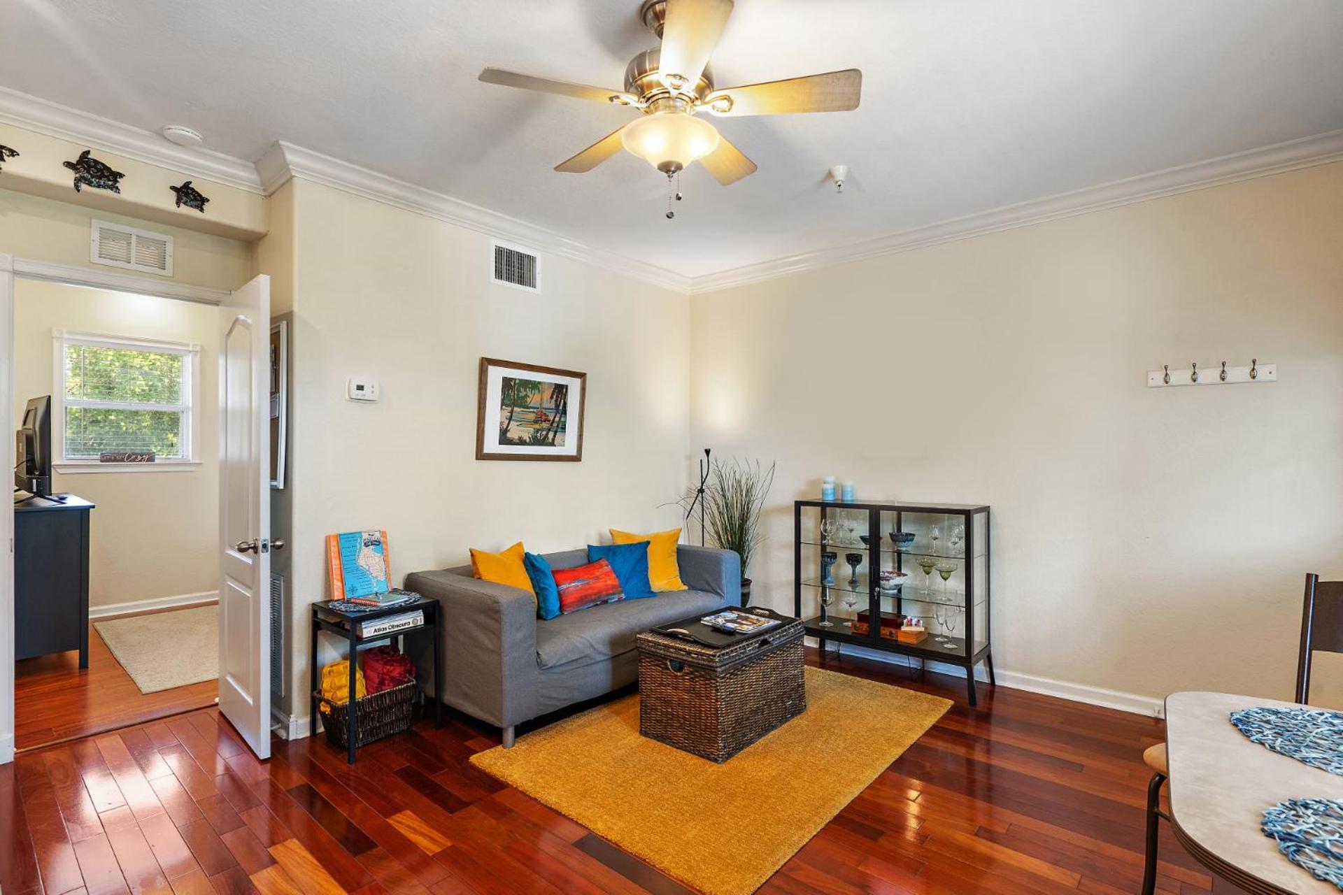 Vila Wine-Dine-Sunshine Cozy Flat In The Heart Of Dtsp St. Petersburg Exteriér fotografie