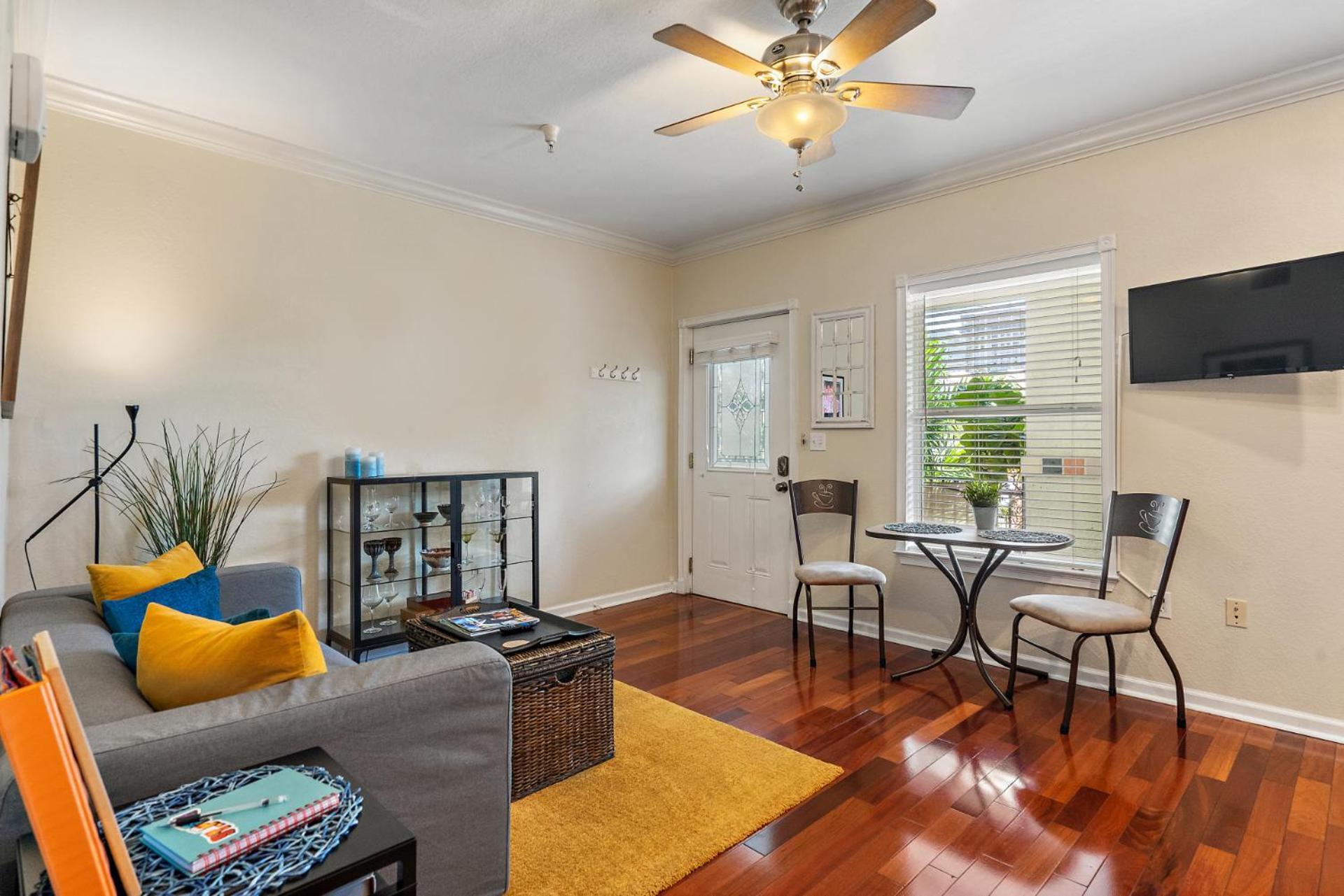 Vila Wine-Dine-Sunshine Cozy Flat In The Heart Of Dtsp St. Petersburg Exteriér fotografie