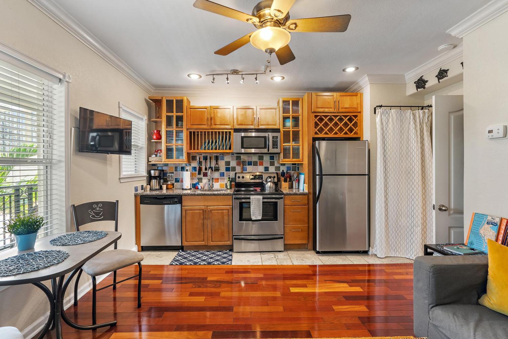 Vila Wine-Dine-Sunshine Cozy Flat In The Heart Of Dtsp St. Petersburg Exteriér fotografie