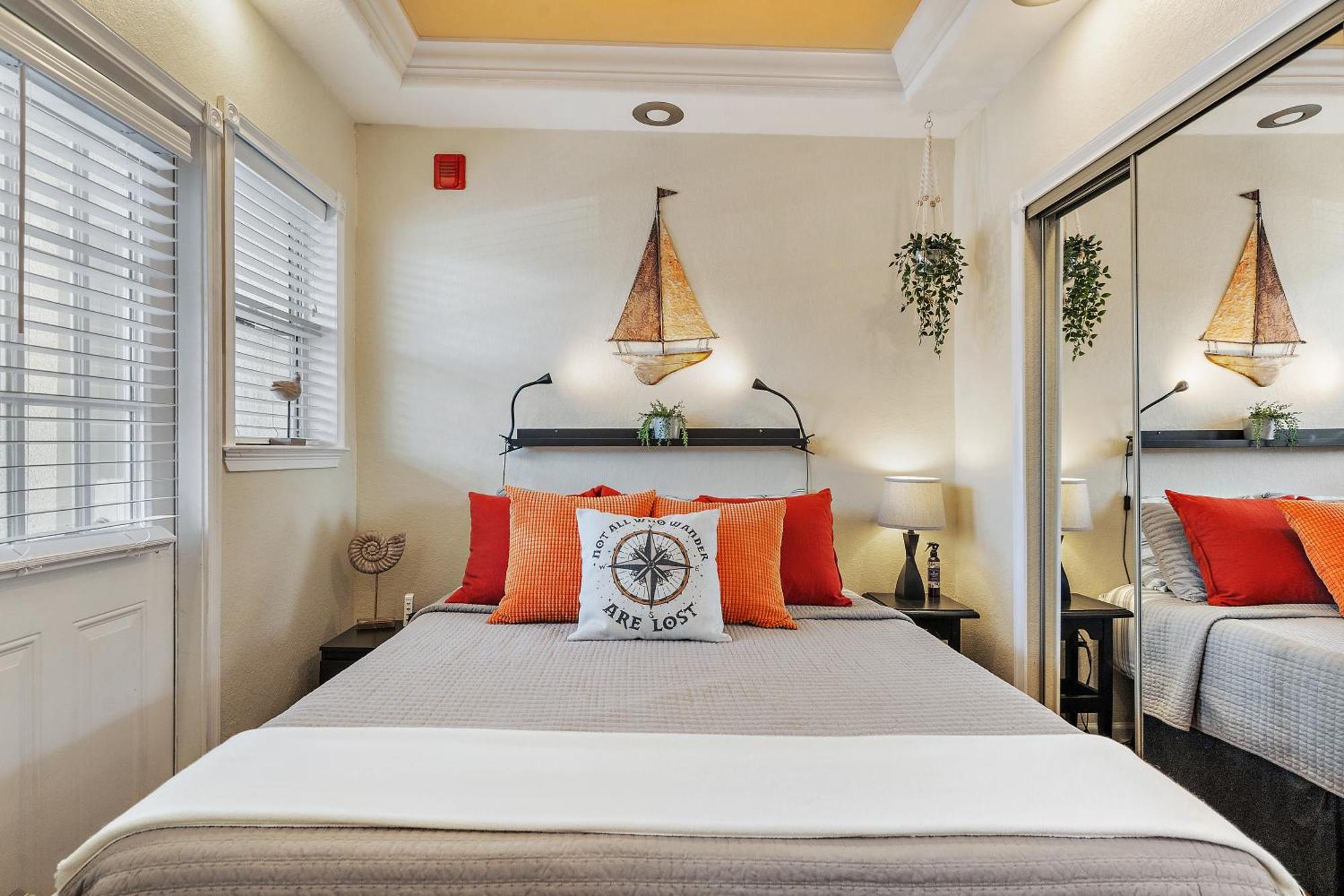 Vila Wine-Dine-Sunshine Cozy Flat In The Heart Of Dtsp St. Petersburg Exteriér fotografie
